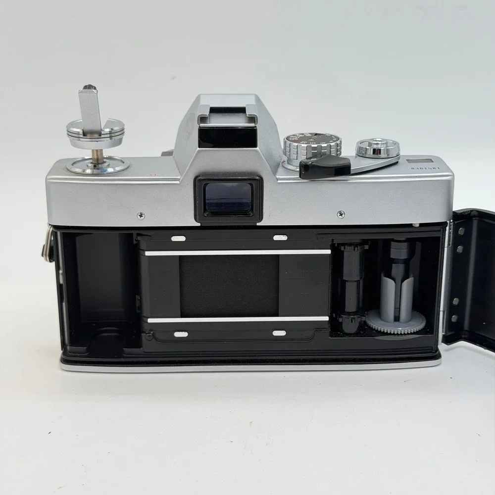 Minolta SRT 100b 35mm SLR Film Camera Body Silver Black Vintage Japan 8301581‎